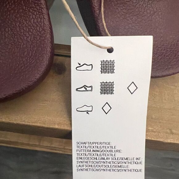 NWT women’s ADIDAS TEDDY
SLIDES ADILETTE WITH FAUX FUR UPPER. Size 7 - Picture 5 of 6